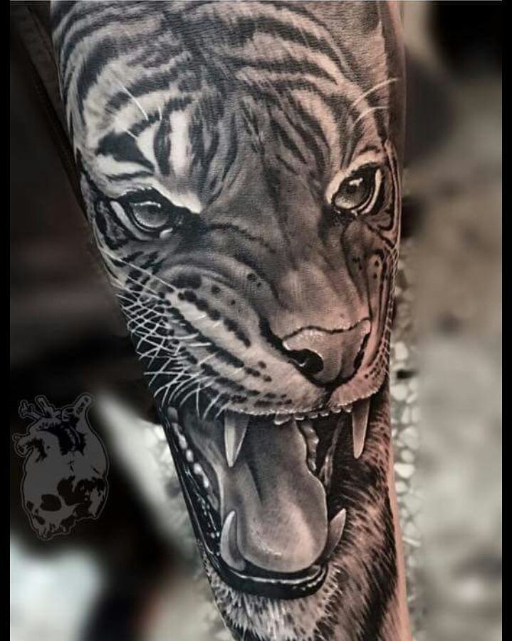 Tatuaje realista de tigre